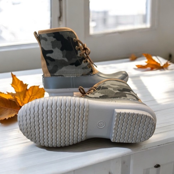 Like New Gray & Brown Duck Boots Size 6 - THEY HAVE A MONOGRAMMED TOUNGUE - Picture 3 of 3